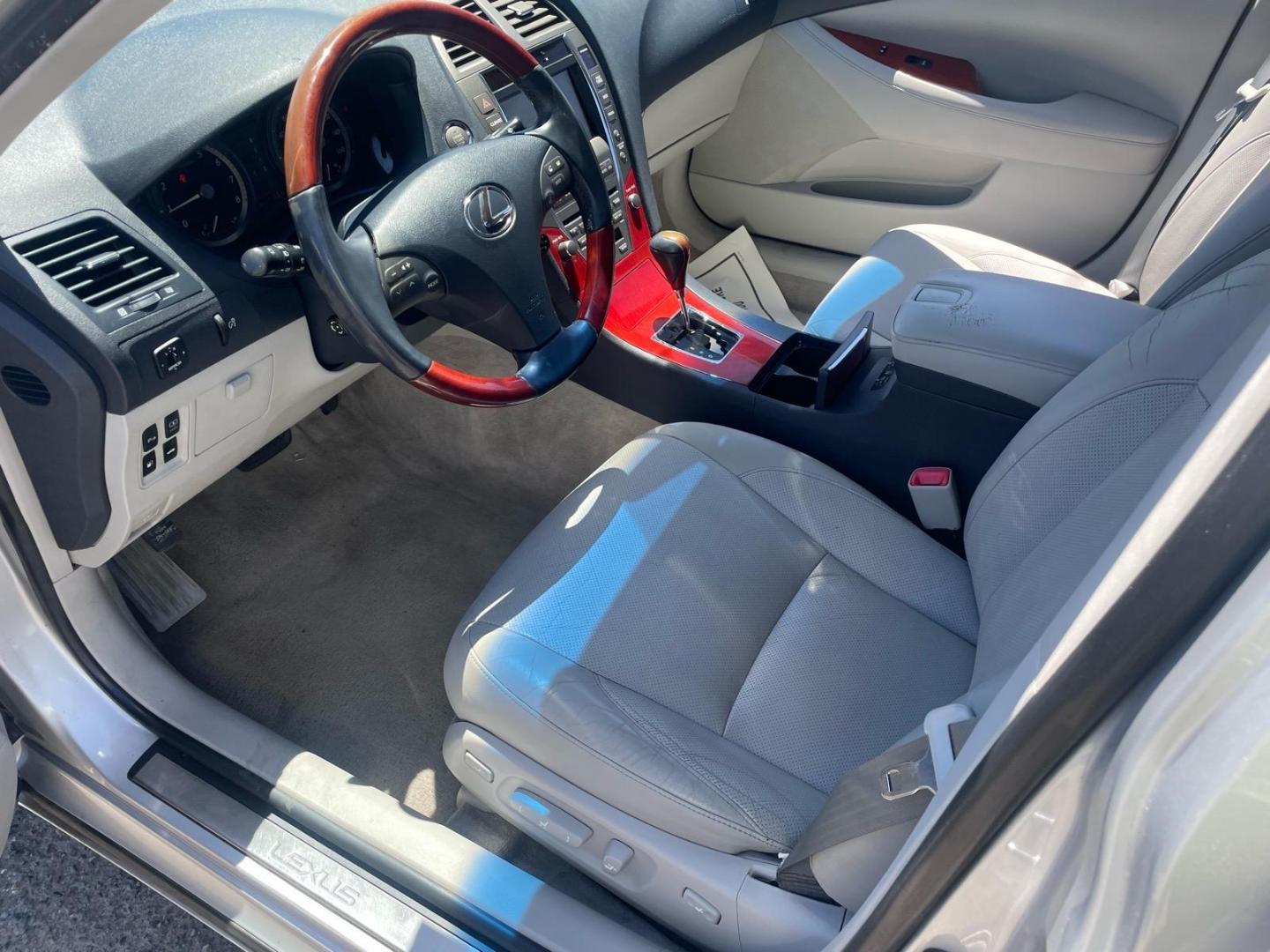 2008 Tungsten Pearl Lexus ES 350 Base (JTHBJ46G682) with an 3.5L 3.5L V6 272hp 254ft. lbs. Other engine, 6-Speed Automatic w/Sequential Shift Mode transmission, located at 800 Riverside Ave, Roseville, CA, 95678, (916) 773-4549, 38.732265, -121.291039- Photo#8