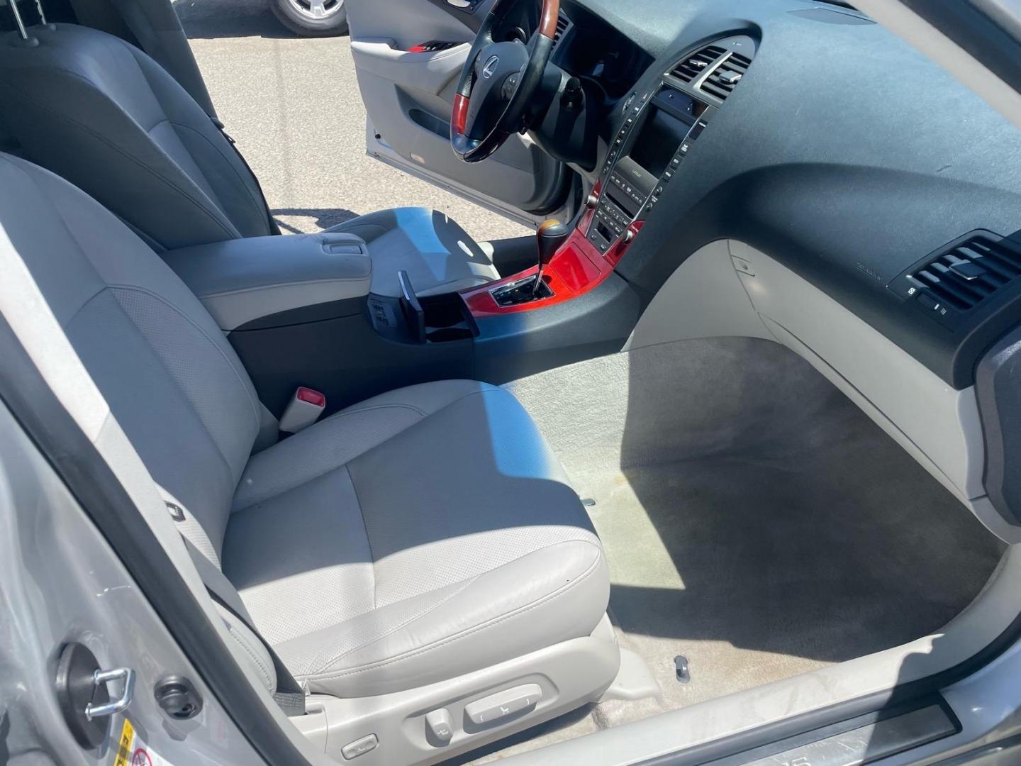 2008 Tungsten Pearl Lexus ES 350 Base (JTHBJ46G682) with an 3.5L 3.5L V6 272hp 254ft. lbs. Other engine, 6-Speed Automatic w/Sequential Shift Mode transmission, located at 800 Riverside Ave, Roseville, CA, 95678, (916) 773-4549, 38.732265, -121.291039- Photo#11