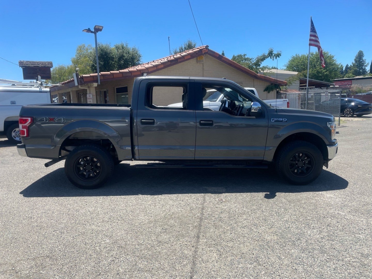 2018 Stone Gray Ford F-150 XLT (1FTEW1EG8JK) with an 3.5L EcoBoost 3.5L Twin Turbo V6 375hp 470ft. lbs. Direct Injection engine, 10-Speed Shiftable Automatic transmission, located at 800 Riverside Ave, Roseville, CA, 95678, (916) 773-4549, 38.732265, -121.291039 - 4X4 SUPERCREW ECOBOOST 3.5 TWIN TURBO XLT SERVICE RECORDS ON CLEAN CARFAX- Photo#5