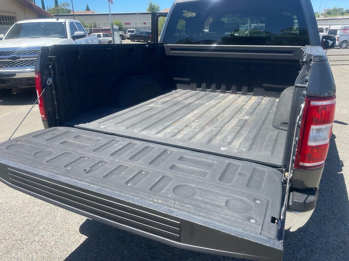 2018 Stone Gray Ford F-150 XLT (1FTEW1EG8JK) with an 3.5L EcoBoost 3.5L Twin Turbo V6 375hp 470ft. lbs. Direct Injection engine, 10-Speed Shiftable Automatic transmission, located at 800 Riverside Ave, Roseville, CA, 95678, (916) 773-4549, 38.732265, -121.291039 - 4X4 SUPERCREW ECOBOOST 3.5 TWIN TURBO XLT SERVICE RECORDS ON CLEAN CARFAX- Photo#9