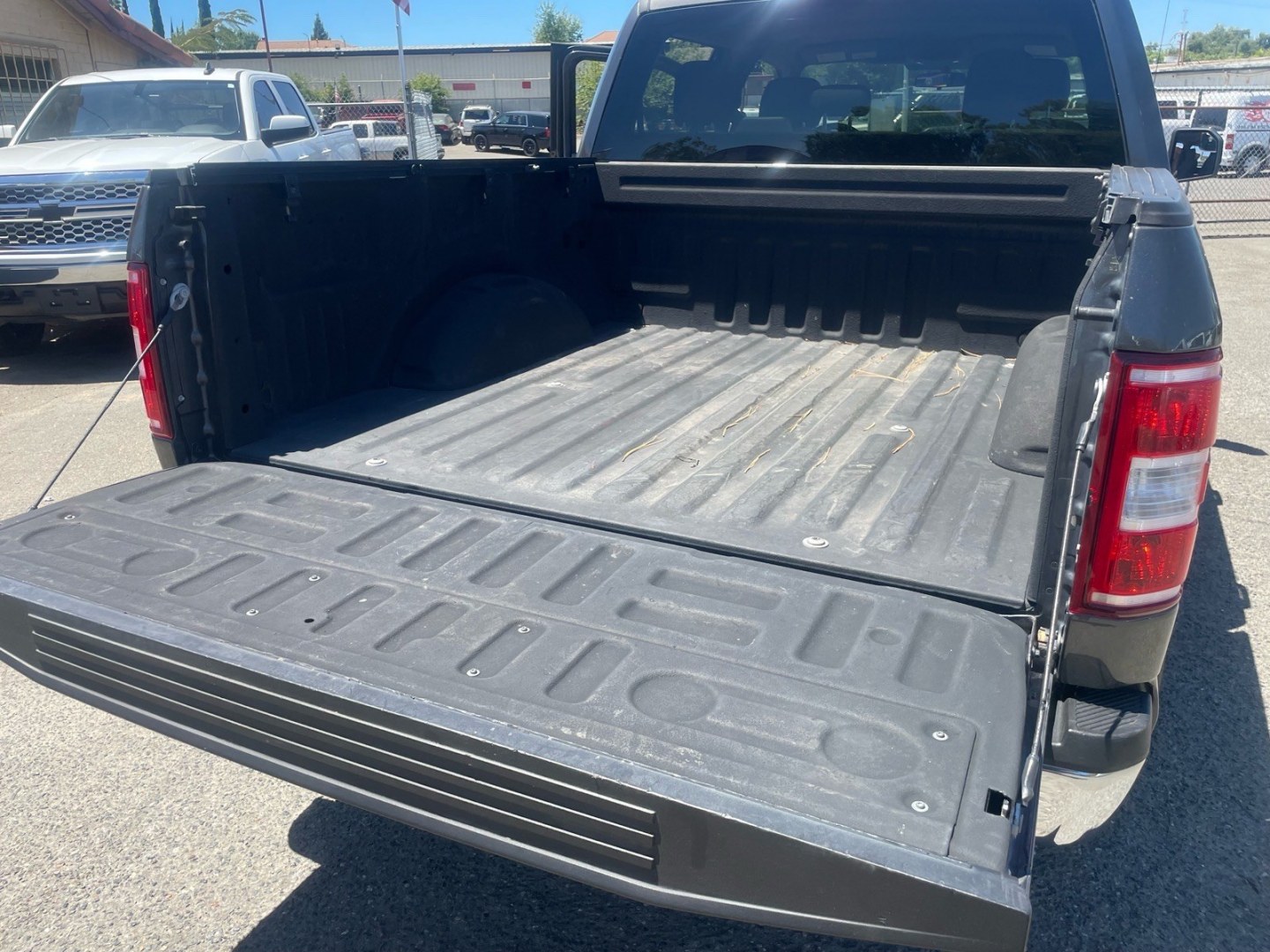 2018 Stone Gray Ford F-150 XLT (1FTEW1EG8JK) with an 3.5L EcoBoost 3.5L Twin Turbo V6 375hp 470ft. lbs. Direct Injection engine, 10-Speed Shiftable Automatic transmission, located at 800 Riverside Ave, Roseville, CA, 95678, (916) 773-4549, 38.732265, -121.291039 - 4X4 SUPERCREW ECOBOOST 3.5 TWIN TURBO XLT SERVICE RECORDS ON CLEAN CARFAX- Photo#9
