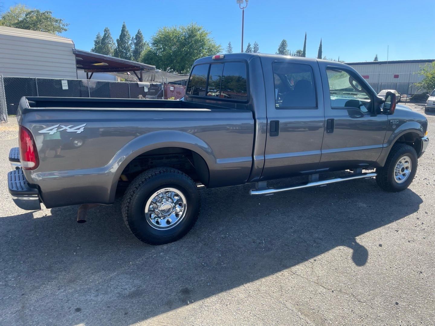 2004 Dark Shadow Grey Clearcoat Metallic Ford F-250 Super Duty XLT (1FTNW21L84E) with an Triton 5.4L V8 260hp 350ft. lbs. Other engine, 4-Speed Automatic transmission, located at 800 Riverside Ave, Roseville, CA, 95678, (916) 773-4549, 38.732265, -121.291039 - 4X4 CREW CAB- Photo#3