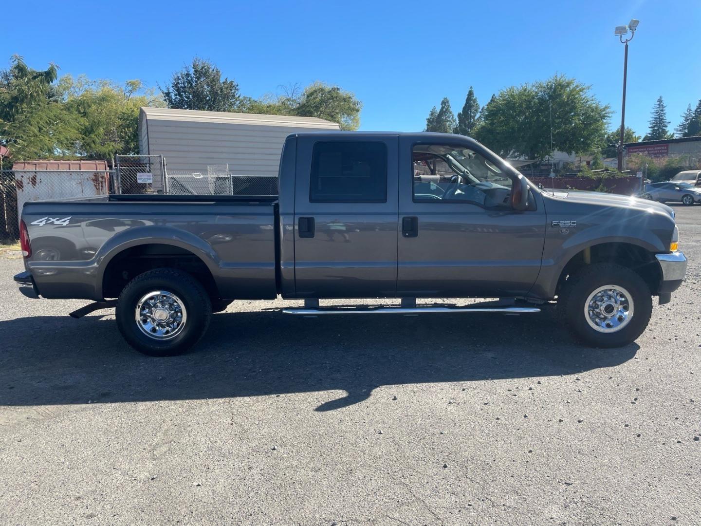 2004 Dark Shadow Grey Clearcoat Metallic Ford F-250 Super Duty XLT (1FTNW21L84E) with an Triton 5.4L V8 260hp 350ft. lbs. Other engine, 4-Speed Automatic transmission, located at 800 Riverside Ave, Roseville, CA, 95678, (916) 773-4549, 38.732265, -121.291039 - 4X4 CREW CAB- Photo#5