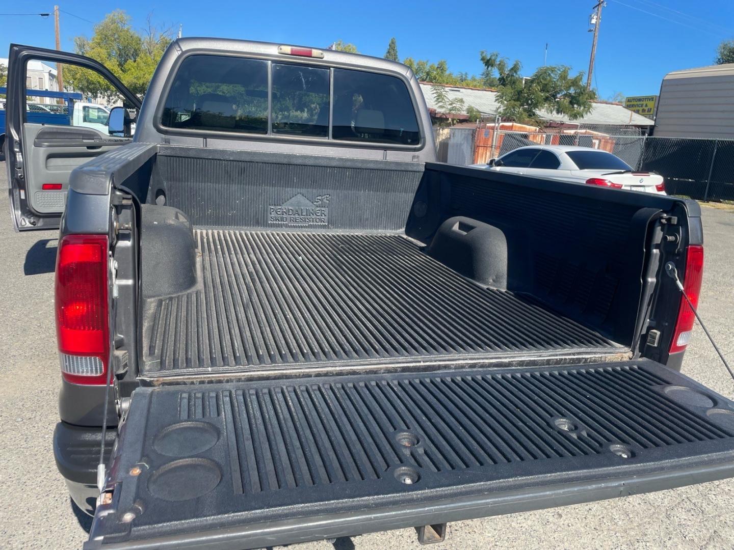 2004 Dark Shadow Grey Clearcoat Metallic Ford F-250 Super Duty XLT (1FTNW21L84E) with an Triton 5.4L V8 260hp 350ft. lbs. Other engine, 4-Speed Automatic transmission, located at 800 Riverside Ave, Roseville, CA, 95678, (916) 773-4549, 38.732265, -121.291039 - 4X4 CREW CAB- Photo#8
