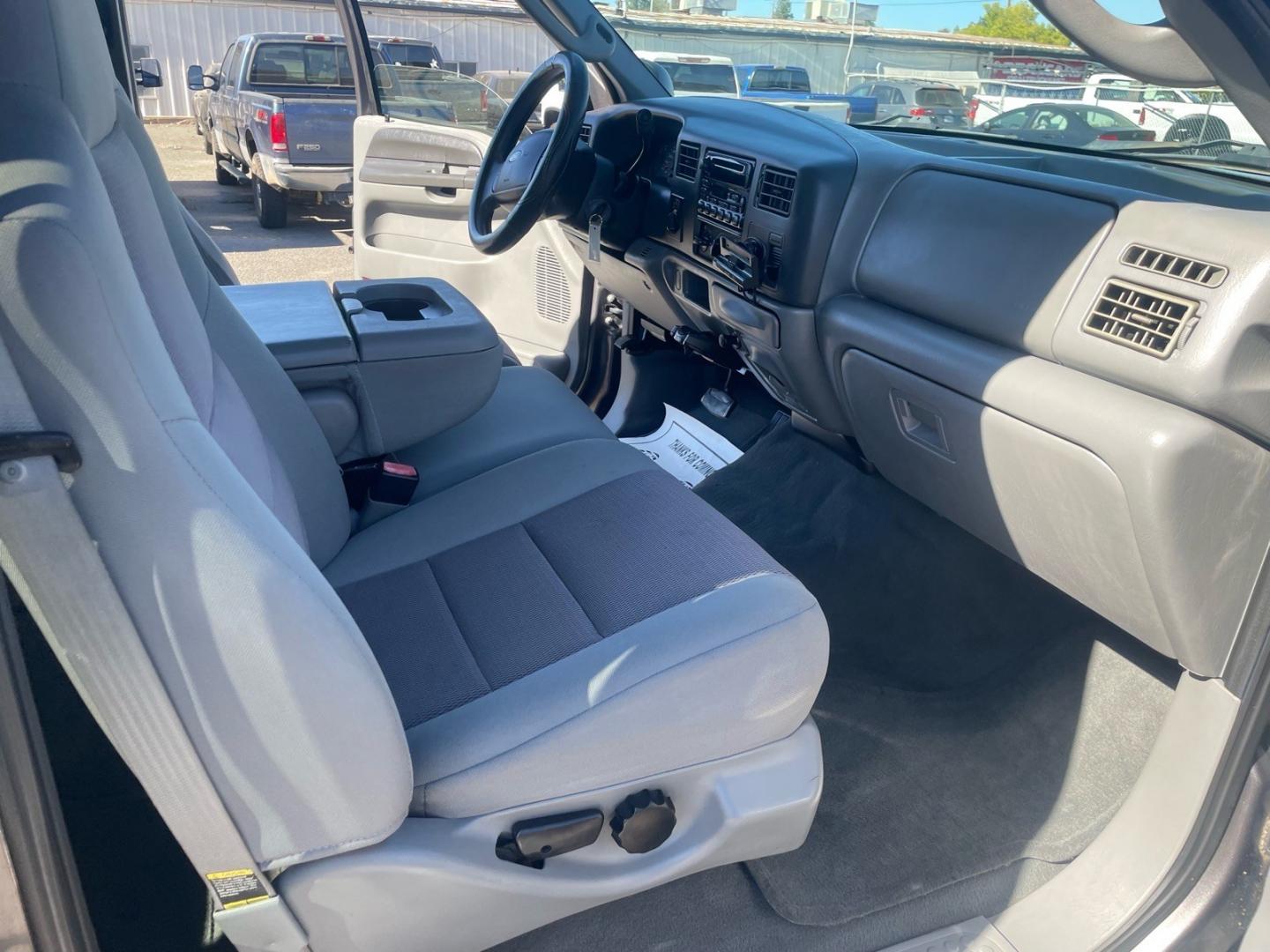 2004 Dark Shadow Grey Clearcoat Metallic Ford F-250 Super Duty XLT (1FTNW21L84E) with an Triton 5.4L V8 260hp 350ft. lbs. Other engine, 4-Speed Automatic transmission, located at 800 Riverside Ave, Roseville, CA, 95678, (916) 773-4549, 38.732265, -121.291039 - 4X4 CREW CAB- Photo#11