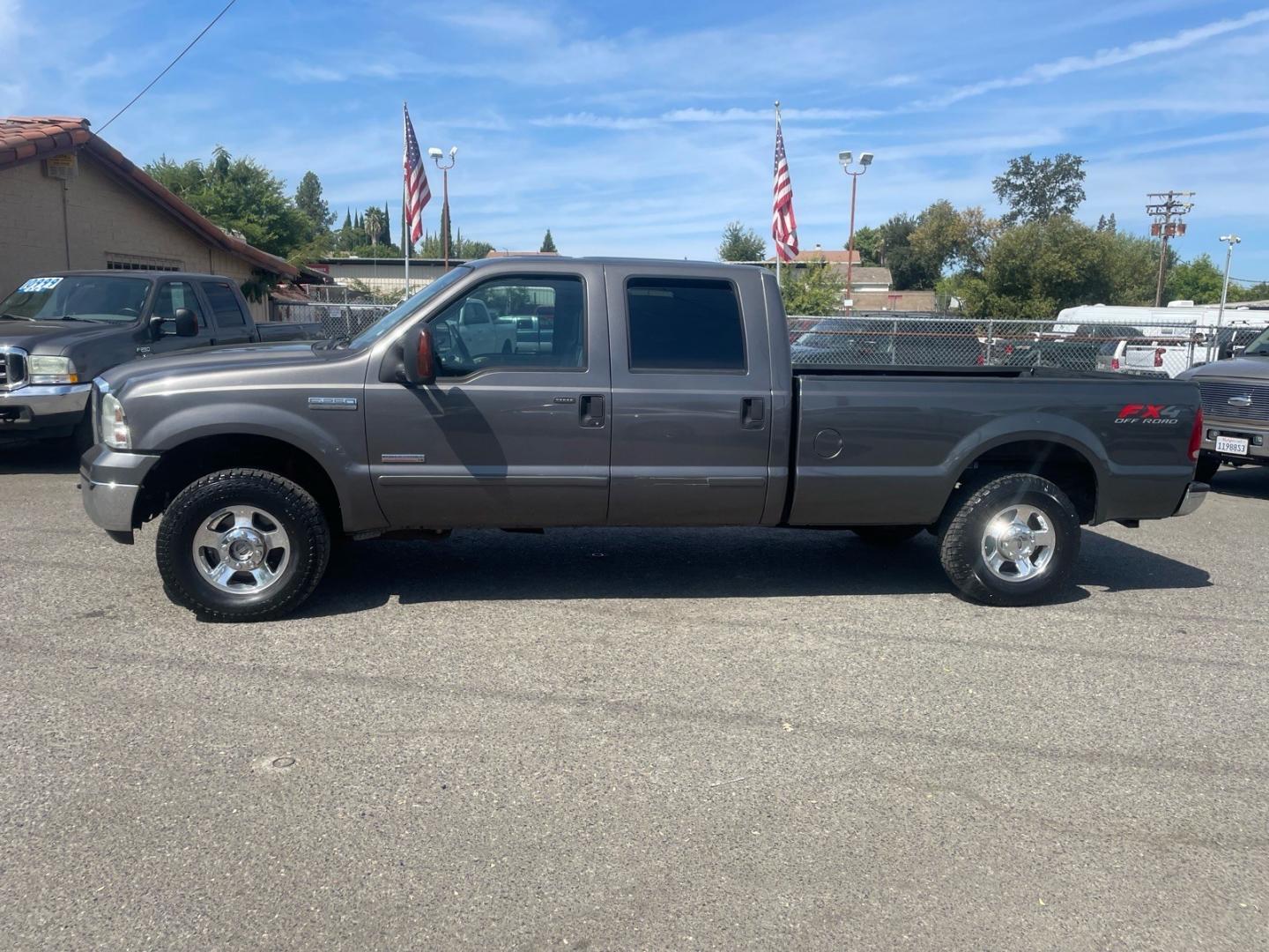 2005 Dark Shadow Grey Clearcoat Metallic Ford F-250 Super Duty Lariat (1FTSW21P45E) with an 6.0L Power Stroke 6.0L Diesel Turbo V8 325hp 560ft. lbs. Direct Injection engine, 5-Speed Automatic transmission, located at 800 Riverside Ave, Roseville, CA, 95678, (916) 773-4549, 38.732265, -121.291039 - DIESEL CREW CAB 4X4 FX4 LARIAT HEADSTUDS SERVICE RECORDS- Photo#4