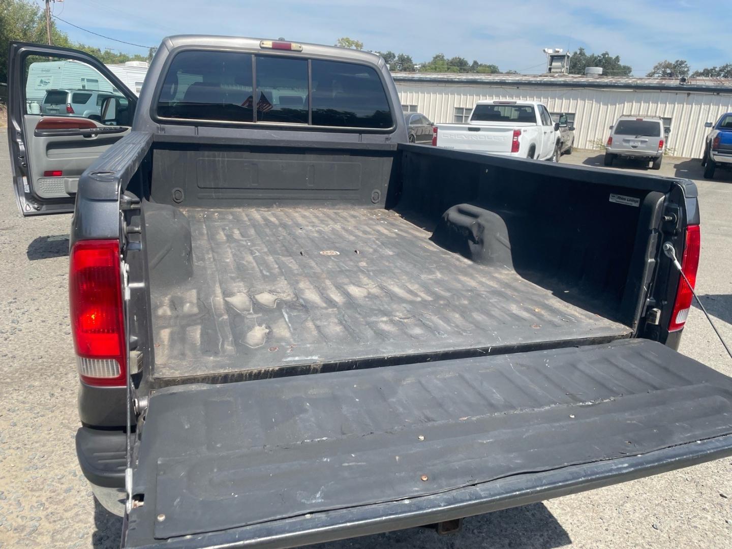 2005 Dark Shadow Grey Clearcoat Metallic Ford F-250 Super Duty Lariat (1FTSW21P45E) with an 6.0L Power Stroke 6.0L Diesel Turbo V8 325hp 560ft. lbs. Direct Injection engine, 5-Speed Automatic transmission, located at 800 Riverside Ave, Roseville, CA, 95678, (916) 773-4549, 38.732265, -121.291039 - DIESEL CREW CAB 4X4 FX4 LARIAT HEADSTUDS SERVICE RECORDS- Photo#8