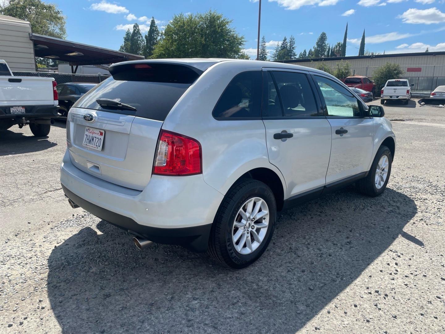 2014 Ingot Silver Metallic Ford Edge SE (2FMDK3GC1EB) with an 3.5L 3.5L V6 285hp 253ft. lbs. Sequential Multiport Fuel Injection engine, 6-Speed Shiftable Automatic transmission, located at 800 Riverside Ave, Roseville, CA, 95678, (916) 773-4549, 38.732265, -121.291039- Photo#4