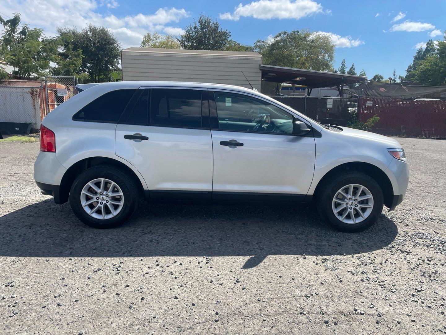 2014 Ingot Silver Metallic Ford Edge SE (2FMDK3GC1EB) with an 3.5L 3.5L V6 285hp 253ft. lbs. Sequential Multiport Fuel Injection engine, 6-Speed Shiftable Automatic transmission, located at 800 Riverside Ave, Roseville, CA, 95678, (916) 773-4549, 38.732265, -121.291039- Photo#6