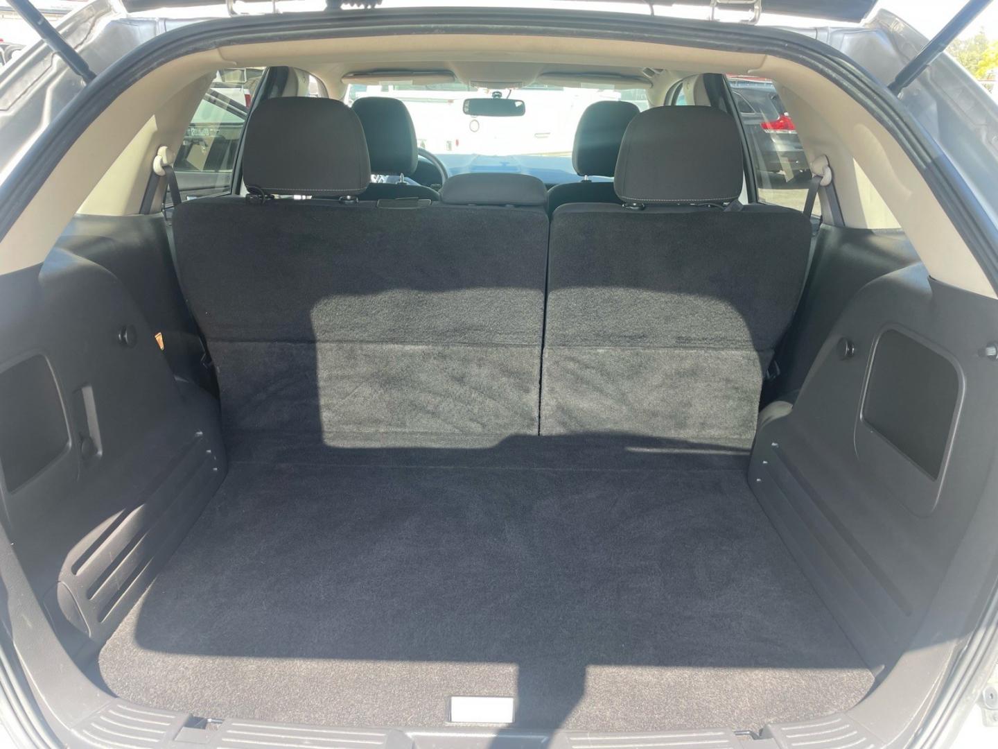 2014 Ingot Silver Metallic Ford Edge SE (2FMDK3GC1EB) with an 3.5L 3.5L V6 285hp 253ft. lbs. Sequential Multiport Fuel Injection engine, 6-Speed Shiftable Automatic transmission, located at 800 Riverside Ave, Roseville, CA, 95678, (916) 773-4549, 38.732265, -121.291039- Photo#10
