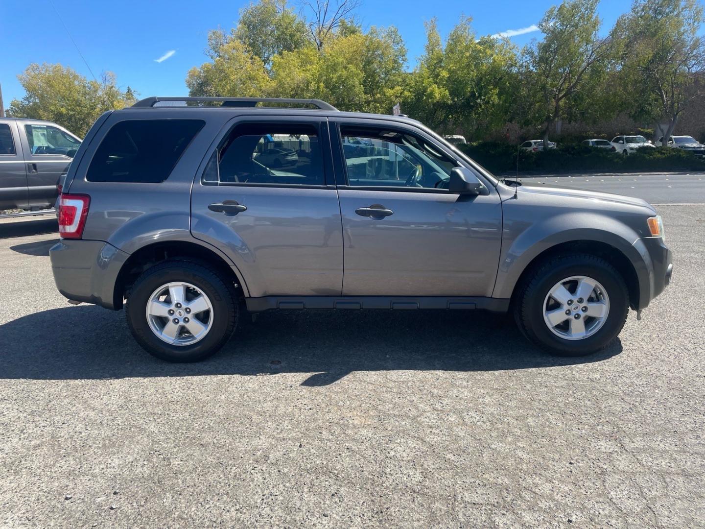 2010 Sterling Grey Metallic Ford Escape XLT (1FMCU0D74AK) with an 2.5L Duratec 2.5L I4 171hp 171ft. lbs. Sequential Multiport Fuel Injection engine, 6-Speed Automatic transmission, located at 800 Riverside Ave, Roseville, CA, 95678, (916) 773-4549, 38.732265, -121.291039- Photo#5