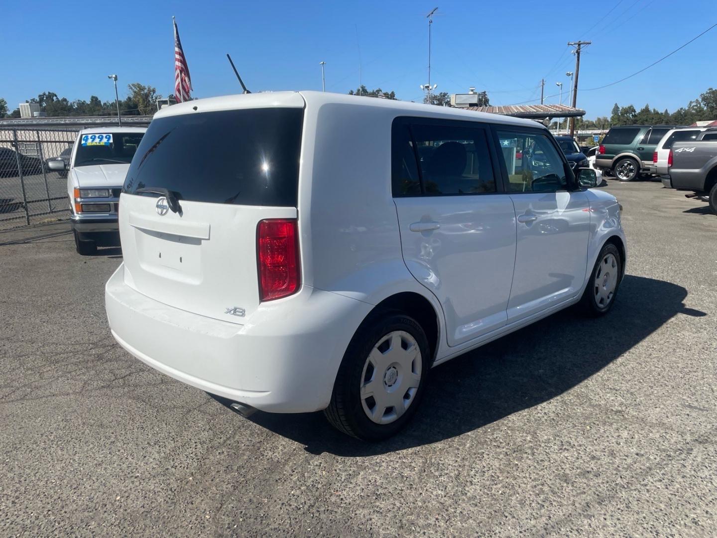 2008 Super White Scion xB Base (JTLKE50E081) with an 2.4L 2.4L I4 158hp 162ft. lbs. Sequential Electronic Fuel Injection engine, 4-Speed Automatic transmission, located at 800 Riverside Ave, Roseville, CA, 95678, (916) 773-4549, 38.732265, -121.291039 - CLEAN CARFAX- Photo#3