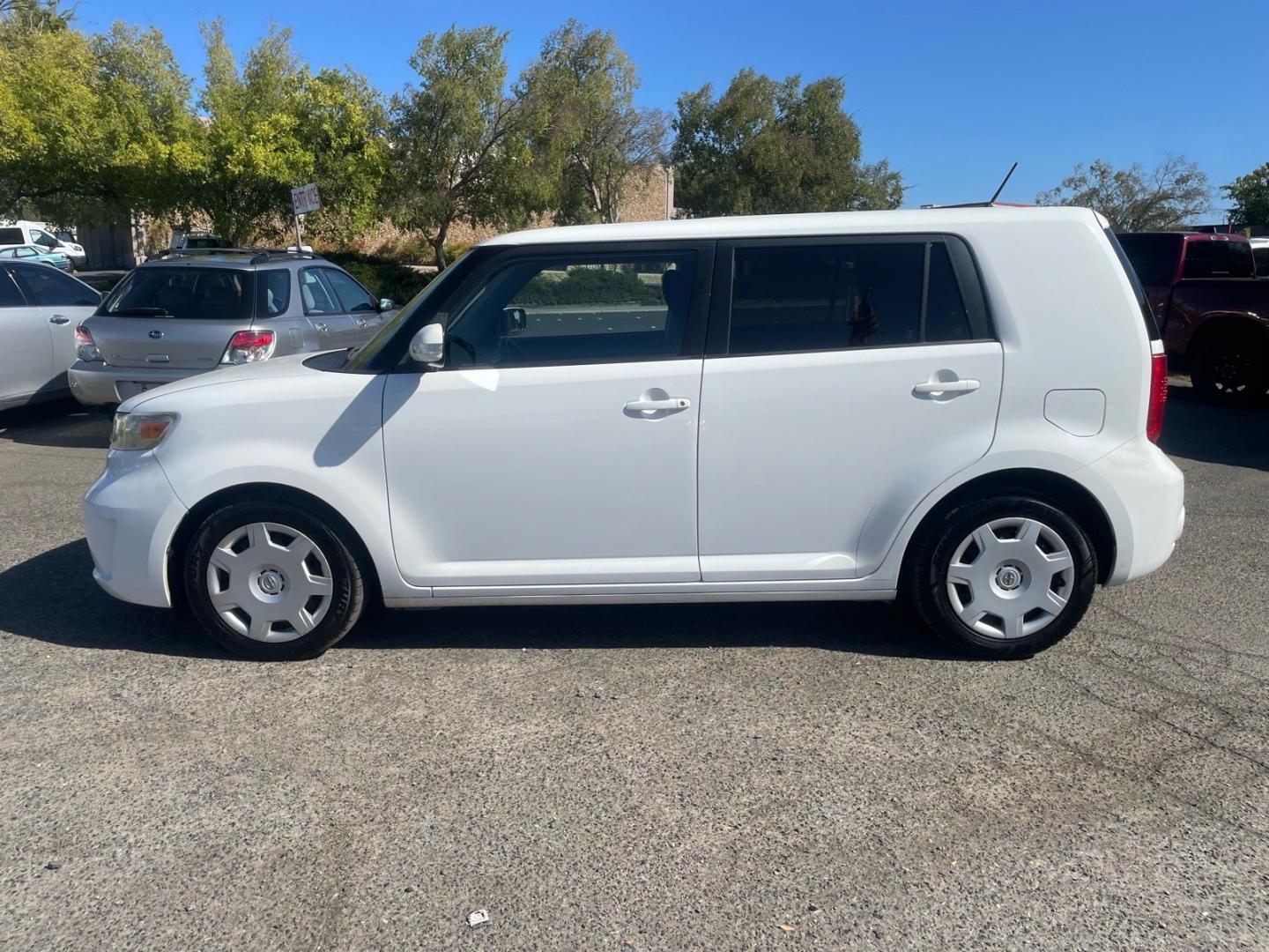 2008 Super White Scion xB Base (JTLKE50E081) with an 2.4L 2.4L I4 158hp 162ft. lbs. Sequential Electronic Fuel Injection engine, 4-Speed Automatic transmission, located at 800 Riverside Ave, Roseville, CA, 95678, (916) 773-4549, 38.732265, -121.291039 - CLEAN CARFAX- Photo#4