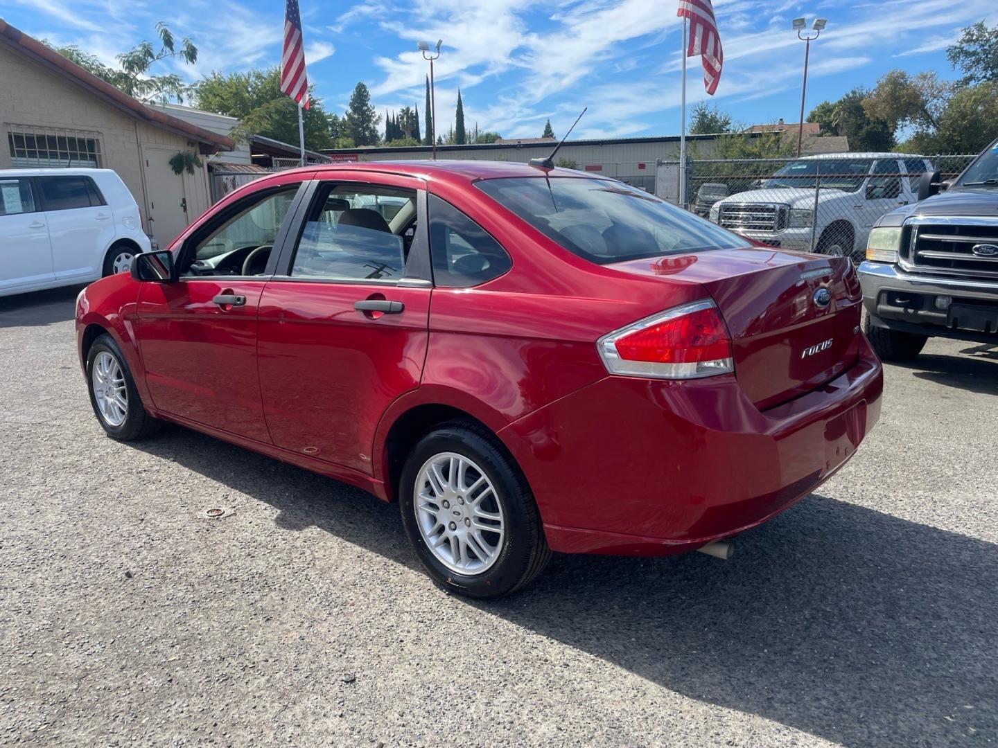 2010 Sangria Red Metallic Ford Focus SE (1FAHP3FN5AW) with an 2.0L 2.0L I4 140hp 136ft. lbs. Sequential Multiport Fuel Injection engine, 4-Speed Automatic transmission, located at 800 Riverside Ave, Roseville, CA, 95678, (916) 773-4549, 38.732265, -121.291039 - SE NEW TIRES CLEAN CARFAX- Photo#2