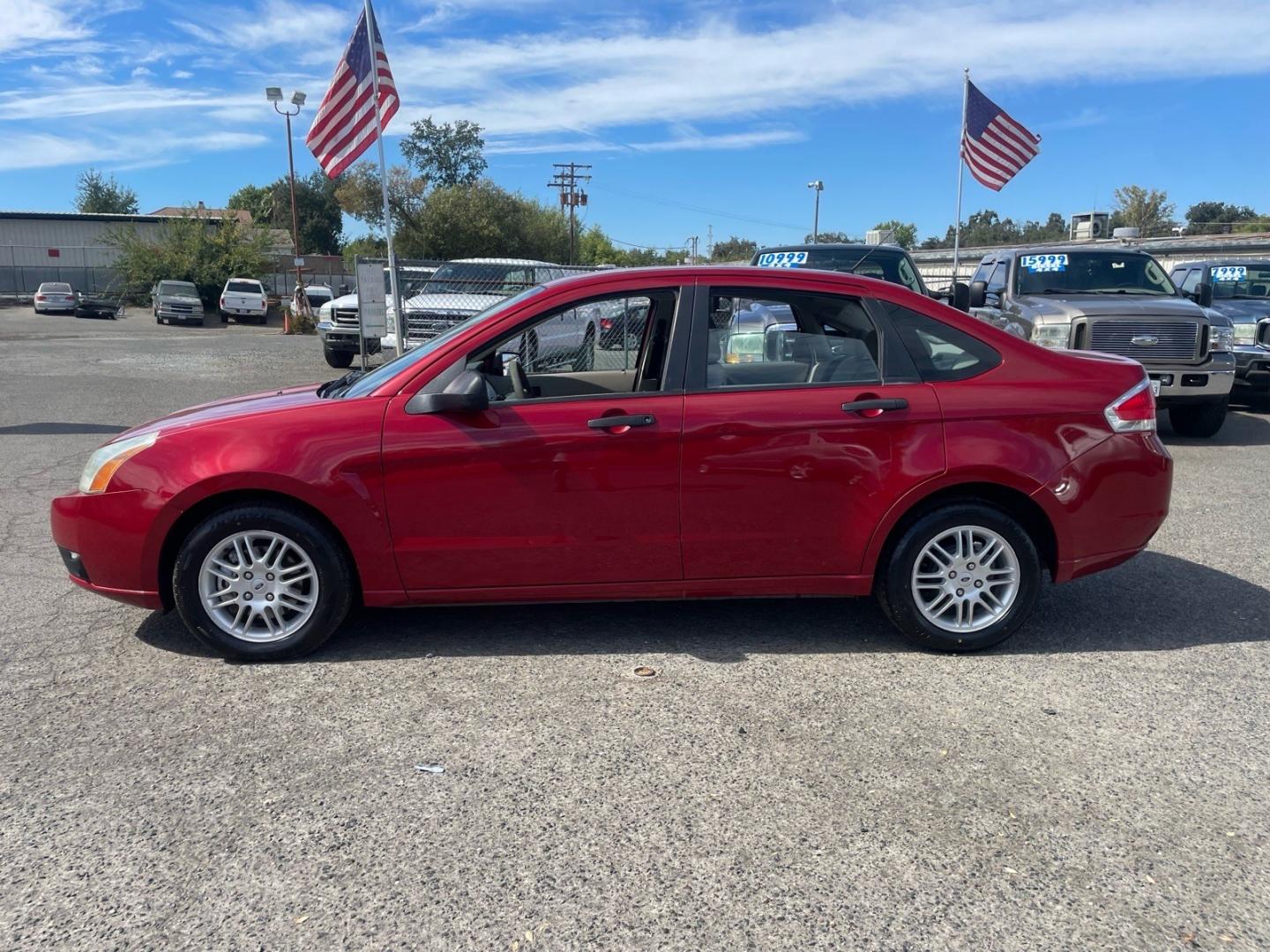 2010 Sangria Red Metallic Ford Focus SE (1FAHP3FN5AW) with an 2.0L 2.0L I4 140hp 136ft. lbs. Sequential Multiport Fuel Injection engine, 4-Speed Automatic transmission, located at 800 Riverside Ave, Roseville, CA, 95678, (916) 773-4549, 38.732265, -121.291039 - SE NEW TIRES CLEAN CARFAX- Photo#4