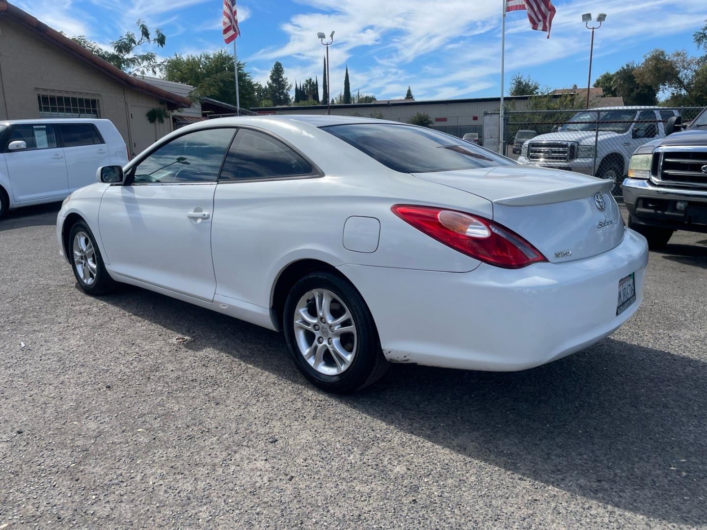 2005 White Toyota Camry Solara SE (4T1CE38P15U) with an 2.4L 2.4L I4 157hp 162ft. lbs. Other engine, 4-Speed Automatic transmission, located at 800 Riverside Ave, Roseville, CA, 95678, (916) 773-4549, 38.732265, -121.291039- Photo#2