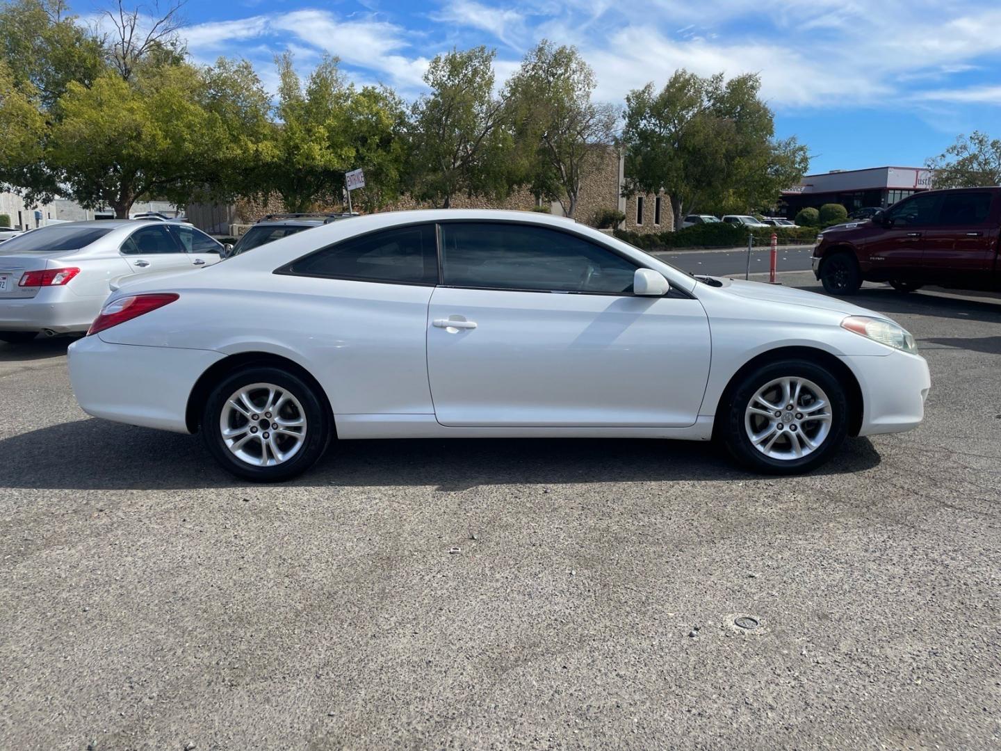 2005 White Toyota Camry Solara SE (4T1CE38P15U) with an 2.4L 2.4L I4 157hp 162ft. lbs. Other engine, 4-Speed Automatic transmission, located at 800 Riverside Ave, Roseville, CA, 95678, (916) 773-4549, 38.732265, -121.291039- Photo#5