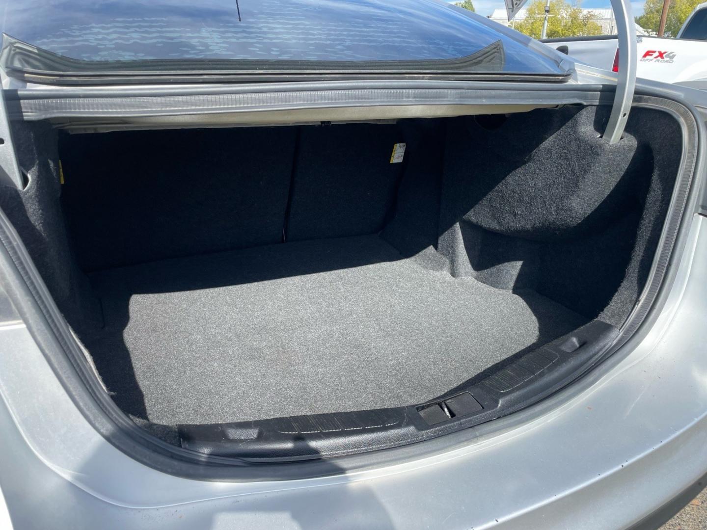 2017 Ingot Silver Ford Fusion SE (3FA6P0H75HR) with an 2.5L 2.5L I4 175hp 175ft. lbs. Sequential Multiport Fuel Injection engine, 6-Speed Automatic transmission, located at 800 Riverside Ave, Roseville, CA, 95678, (916) 773-4549, 38.732265, -121.291039 - SE NEW TIRES- Photo#8