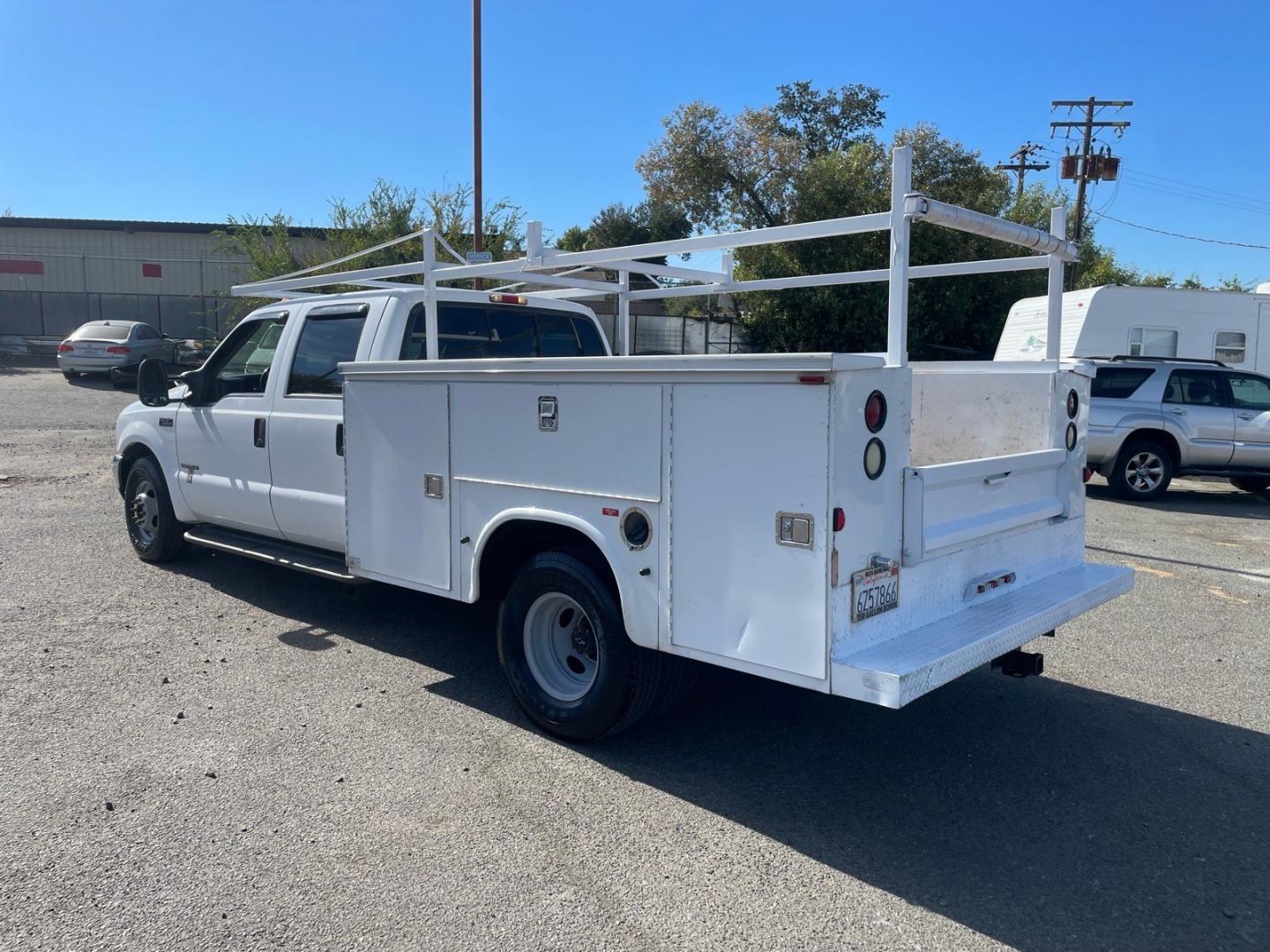 2002 Oxford White Clearcoat Metallic Ford F-350 Super Duty XLT (1FDWW36F02E) with an Power Stroke 7.3L Diesel Turbo V8 250hp 525ft. lbs. Other engine, 4-Speed Automatic transmission, located at 800 Riverside Ave, Roseville, CA, 95678, (916) 773-4549, 38.732265, -121.291039- Photo#2