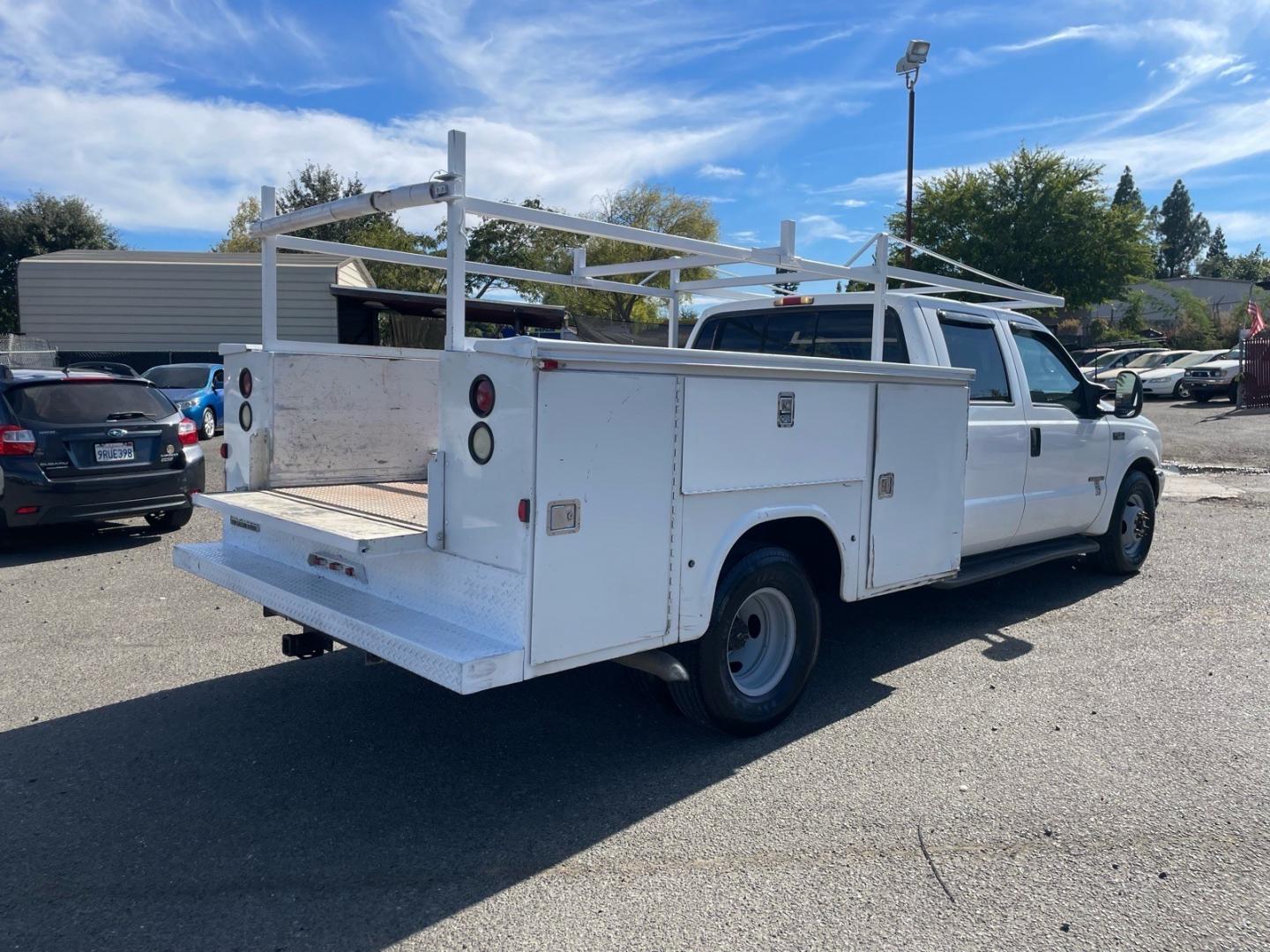 2002 Oxford White Clearcoat Metallic Ford F-350 Super Duty XLT (1FDWW36F02E) with an Power Stroke 7.3L Diesel Turbo V8 250hp 525ft. lbs. Other engine, 4-Speed Automatic transmission, located at 800 Riverside Ave, Roseville, CA, 95678, (916) 773-4549, 38.732265, -121.291039- Photo#3