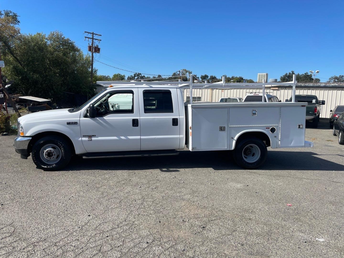 2002 Oxford White Clearcoat Metallic Ford F-350 Super Duty XLT (1FDWW36F02E) with an Power Stroke 7.3L Diesel Turbo V8 250hp 525ft. lbs. Other engine, 4-Speed Automatic transmission, located at 800 Riverside Ave, Roseville, CA, 95678, (916) 773-4549, 38.732265, -121.291039- Photo#4