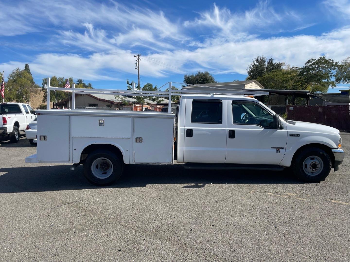 2002 Oxford White Clearcoat Metallic Ford F-350 Super Duty XLT (1FDWW36F02E) with an Power Stroke 7.3L Diesel Turbo V8 250hp 525ft. lbs. Other engine, 4-Speed Automatic transmission, located at 800 Riverside Ave, Roseville, CA, 95678, (916) 773-4549, 38.732265, -121.291039- Photo#5