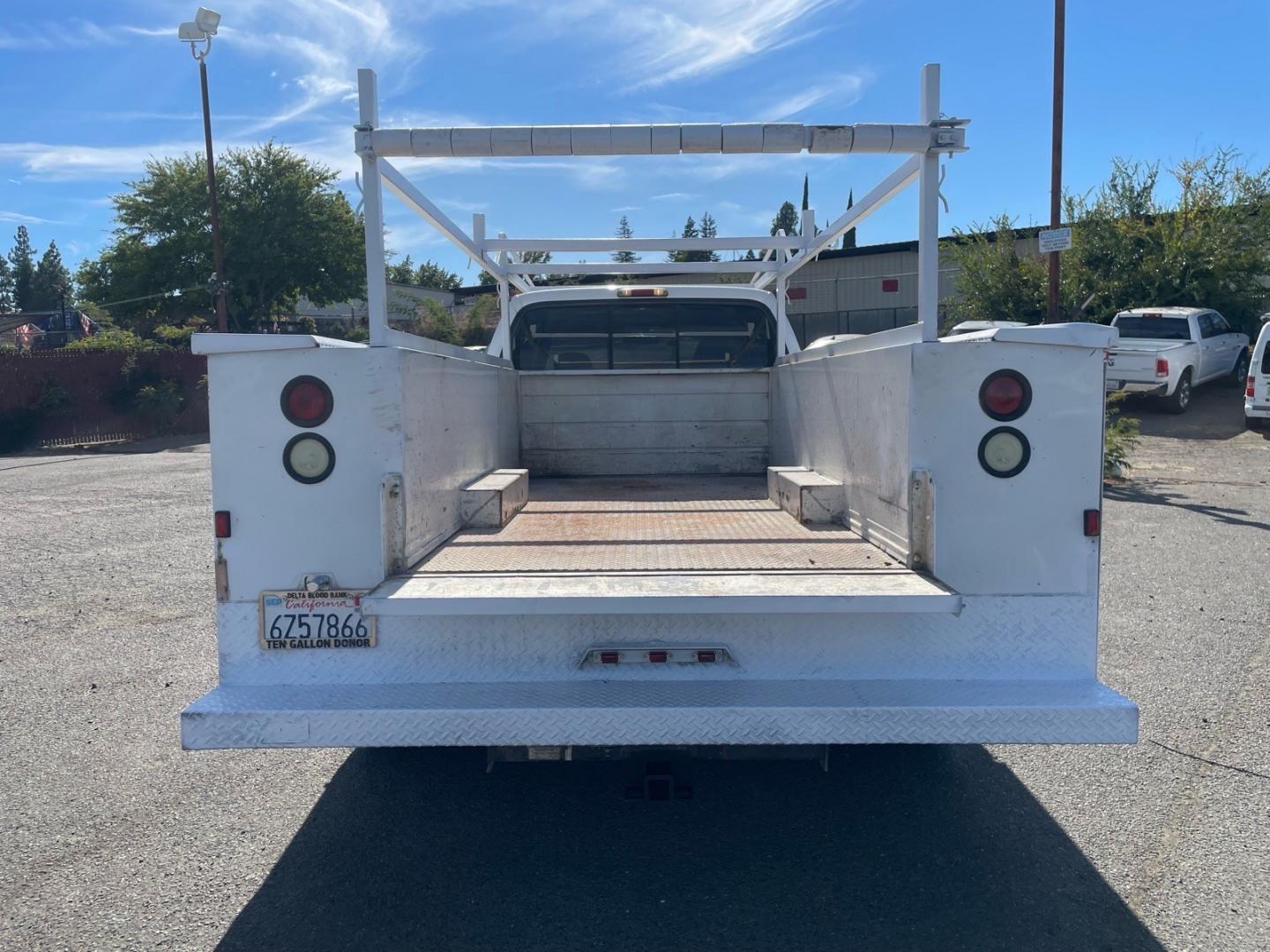 2002 Oxford White Clearcoat Metallic Ford F-350 Super Duty XLT (1FDWW36F02E) with an Power Stroke 7.3L Diesel Turbo V8 250hp 525ft. lbs. Other engine, 4-Speed Automatic transmission, located at 800 Riverside Ave, Roseville, CA, 95678, (916) 773-4549, 38.732265, -121.291039- Photo#7
