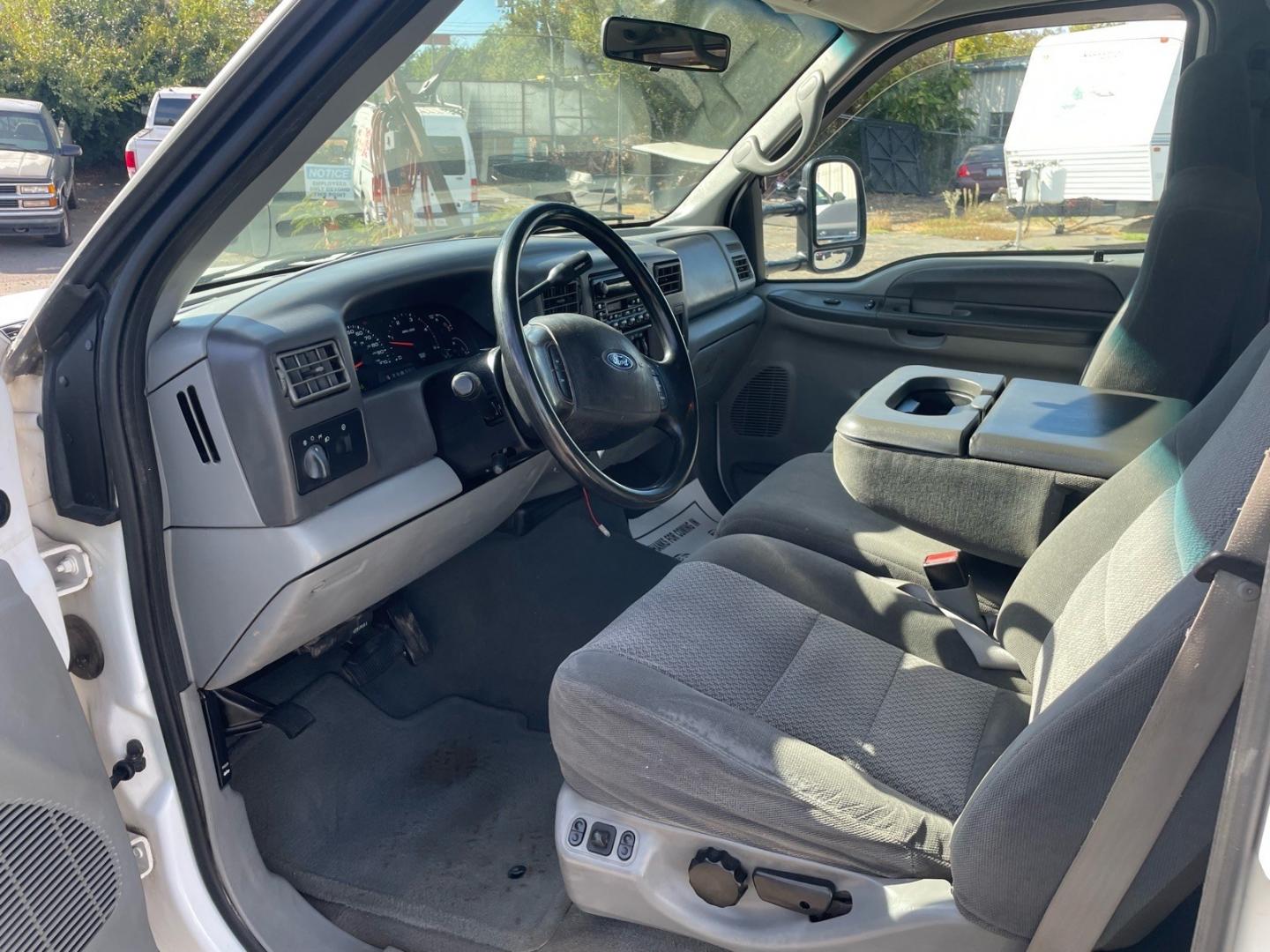 2002 Oxford White Clearcoat Metallic Ford F-350 Super Duty XLT (1FDWW36F02E) with an Power Stroke 7.3L Diesel Turbo V8 250hp 525ft. lbs. Other engine, 4-Speed Automatic transmission, located at 800 Riverside Ave, Roseville, CA, 95678, (916) 773-4549, 38.732265, -121.291039- Photo#8