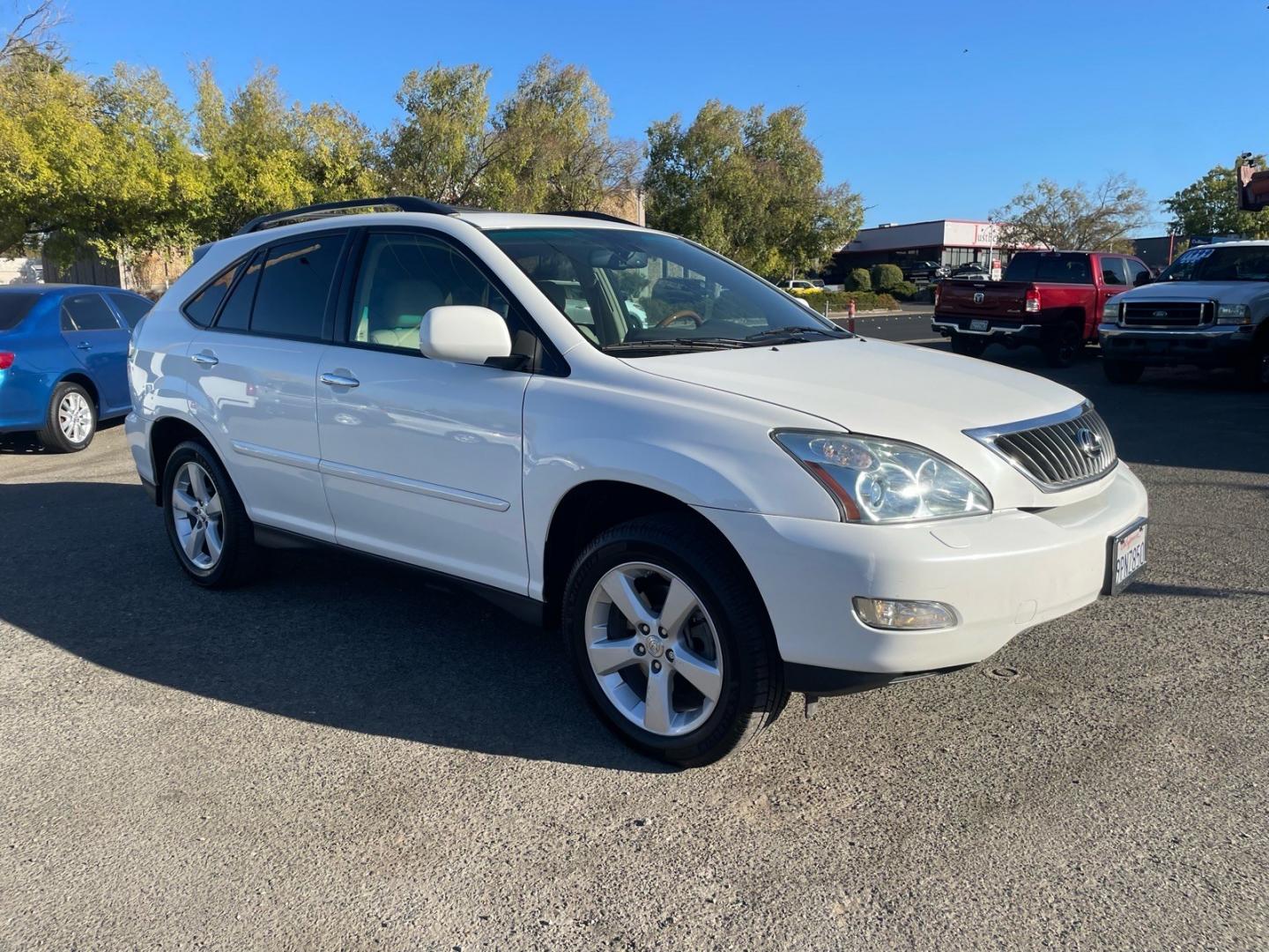 2008 Crystal White Lexus RX 350 Base (2T2GK31UX8C) with an 3.5L 3.5L V6 270hp 251ft. lbs. Sequential Multiport Fuel Injection engine, 5-Speed Automatic transmission, located at 800 Riverside Ave, Roseville, CA, 95678, (916) 773-4549, 38.732265, -121.291039 - LEATHER SERVICE RECORDS- Photo#1