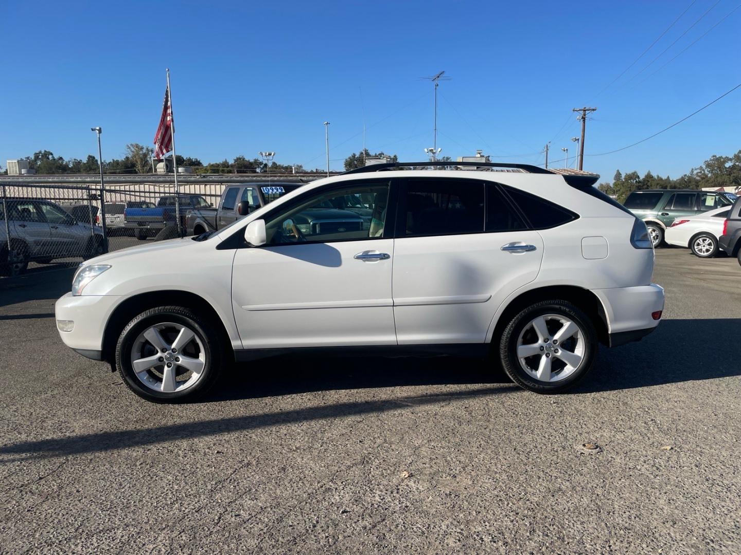 2008 Crystal White Lexus RX 350 Base (2T2GK31UX8C) with an 3.5L 3.5L V6 270hp 251ft. lbs. Sequential Multiport Fuel Injection engine, 5-Speed Automatic transmission, located at 800 Riverside Ave, Roseville, CA, 95678, (916) 773-4549, 38.732265, -121.291039 - LEATHER SERVICE RECORDS- Photo#4