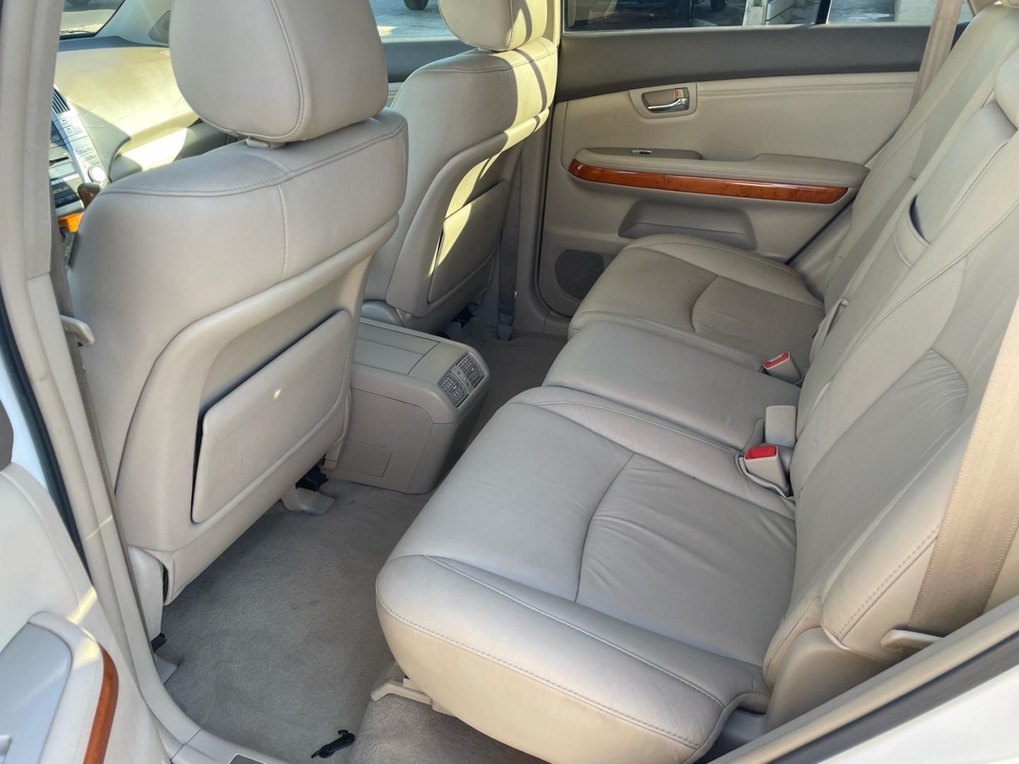2008 Crystal White Lexus RX 350 Base (2T2GK31UX8C) with an 3.5L 3.5L V6 270hp 251ft. lbs. Sequential Multiport Fuel Injection engine, 5-Speed Automatic transmission, located at 800 Riverside Ave, Roseville, CA, 95678, (916) 773-4549, 38.732265, -121.291039 - LEATHER SERVICE RECORDS- Photo#11