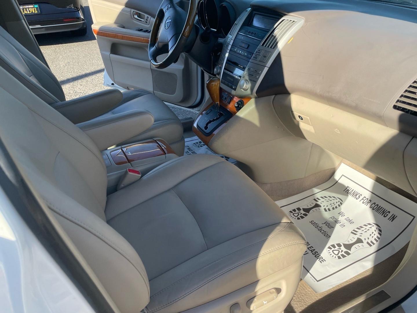 2008 Crystal White Lexus RX 350 Base (2T2GK31UX8C) with an 3.5L 3.5L V6 270hp 251ft. lbs. Sequential Multiport Fuel Injection engine, 5-Speed Automatic transmission, located at 800 Riverside Ave, Roseville, CA, 95678, (916) 773-4549, 38.732265, -121.291039 - LEATHER SERVICE RECORDS- Photo#12