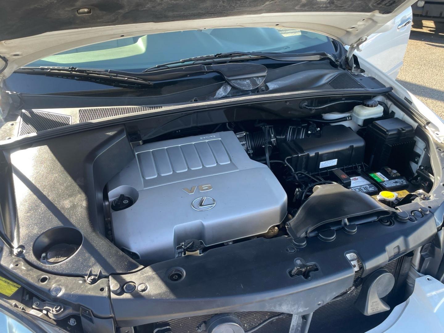 2008 Crystal White Lexus RX 350 Base (2T2GK31UX8C) with an 3.5L 3.5L V6 270hp 251ft. lbs. Sequential Multiport Fuel Injection engine, 5-Speed Automatic transmission, located at 800 Riverside Ave, Roseville, CA, 95678, (916) 773-4549, 38.732265, -121.291039 - LEATHER SERVICE RECORDS- Photo#14