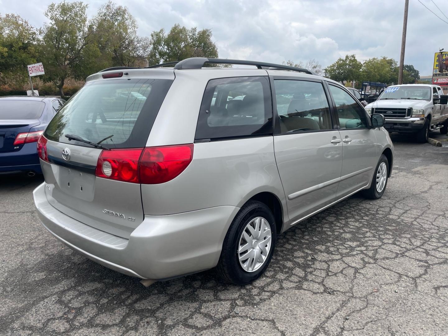 2007 Silver Pine Mica Toyota Sienna CE 8-Passenger (5TDZK23C77S) with an 3.5L 3.5L V6 266hp 245ft. lbs. Sequential Multiport Fuel Injection engine, 5-Speed Automatic transmission, located at 800 Riverside Ave, Roseville, CA, 95678, (916) 773-4549, 38.732265, -121.291039- Photo#4