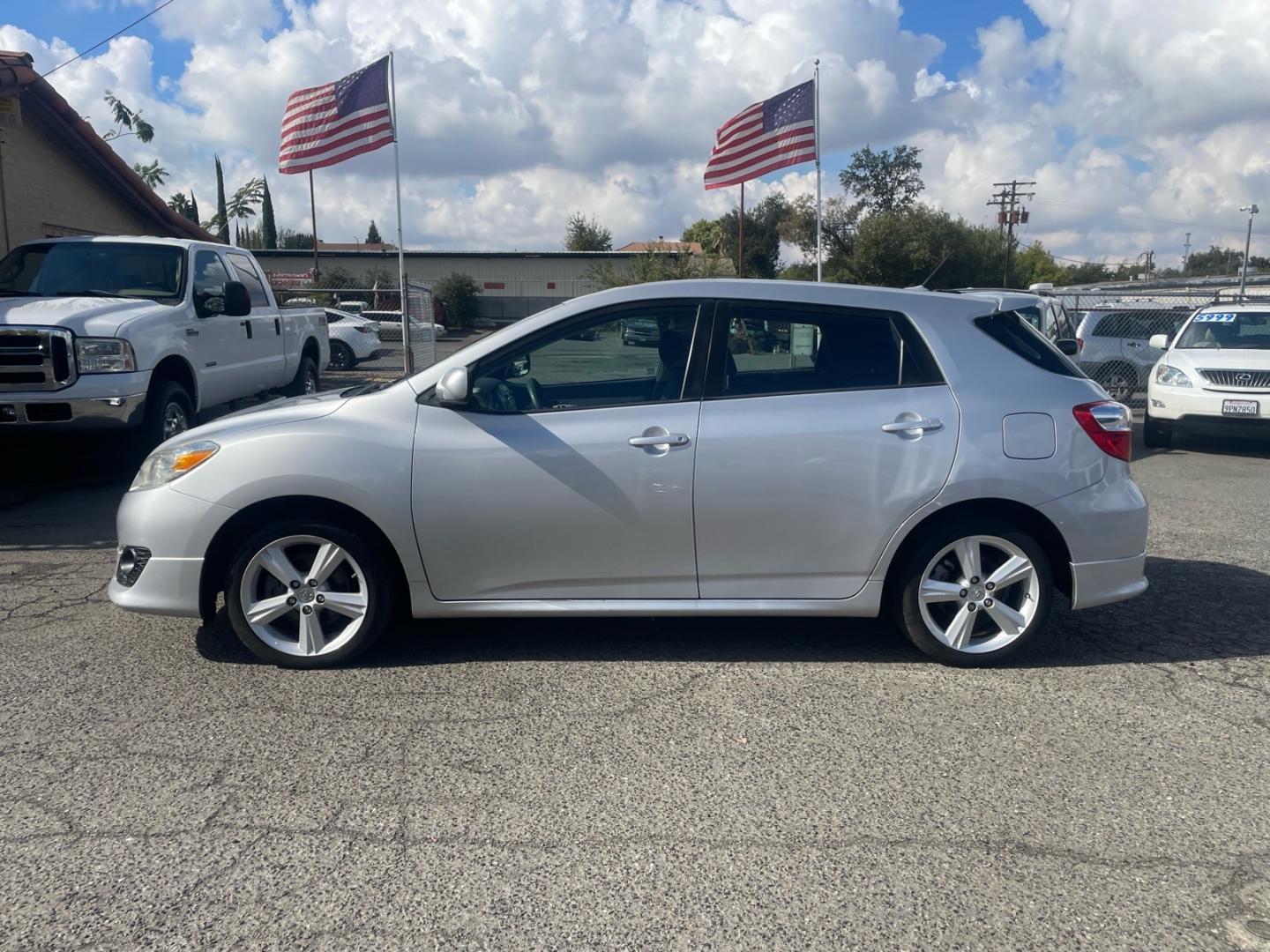 2010 Classic Silver Metallic Toyota Matrix S (2T1LE4EEXAC) with an 2.4L 2.4L I4 158hp 162ft. lbs. Sequential Electronic Fuel Injection engine, 4-Speed Automatic transmission, located at 800 Riverside Ave, Roseville, CA, 95678, (916) 773-4549, 38.732265, -121.291039 - AWD ONE OWNER CLEAN CARFAX- Photo#4